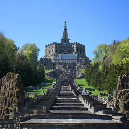 Art City-studio Kassel-innenstadt Am Fulda-ufer, 3 Schlafzimmer, Boxspring-betten, Bis 8 Personen, Kostenfreier Parkplatz, Balkon, Terrasse, Fahrstuhl * كاسيل