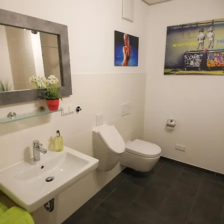 Art City-studio Kassel-innenstadt Am Fulda-ufer, 3 Schlafzimmer, Boxspring-betten, Bis 8 Personen, Kostenfreier Parkplatz, Balkon, Terrasse, Fahrstuhl