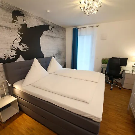Art City-studio Kassel-innenstadt Am Fulda-ufer, 3 Schlafzimmer, Boxspring-betten, Bis 8 Personen, Kostenfreier Parkplatz, Balkon, Terrasse, Fahrstuhl アパート カッセル