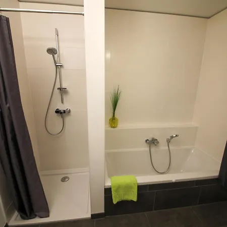 Art City-studio Kassel-innenstadt Am Fulda-ufer, 3 Schlafzimmer, Boxspring-betten, Bis 8 Personen, Kostenfreier Parkplatz, Balkon, Terrasse, Fahrstuhl * カッセル