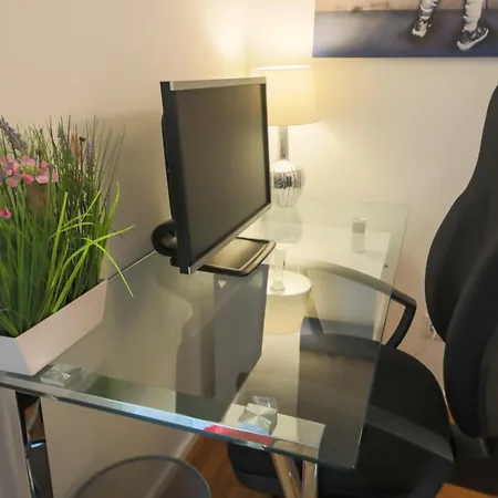 Art City-studio Kassel-innenstadt Am Fulda-ufer, 3 Schlafzimmer, Boxspring-betten, Bis 8 Personen, Kostenfreier Parkplatz, Balkon, Terrasse, Fahrstuhl アパート カッセル
