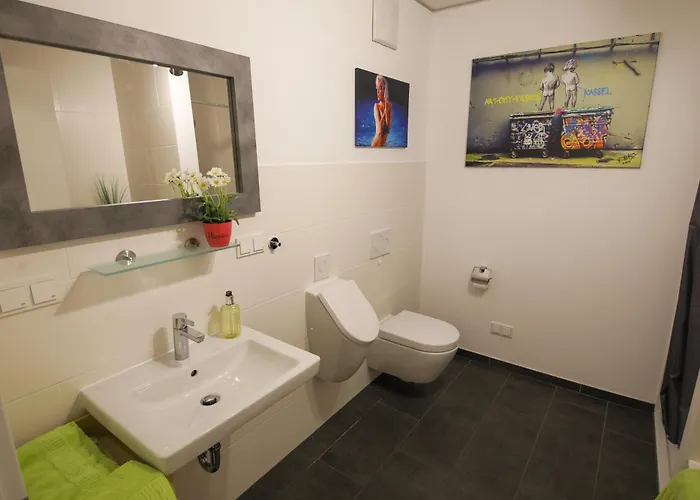 Art City-studio Kassel-innenstadt Am Fulda-ufer, 3 Schlafzimmer, Boxspring-betten, Bis 8 Personen, Kostenfreier Parkplatz, Balkon, Terrasse, Fahrstuhl