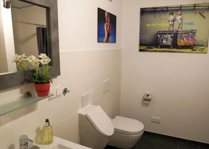 Art City-studio Kassel-innenstadt Am Fulda-ufer, 3 Schlafzimmer, Boxspring-betten, Bis 8 Personen, Kostenfreier Parkplatz, Balkon, Terrasse, Fahrstuhl *